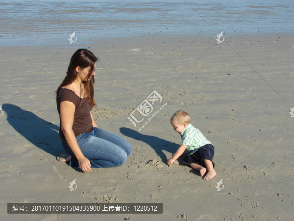 海灘上的家庭
