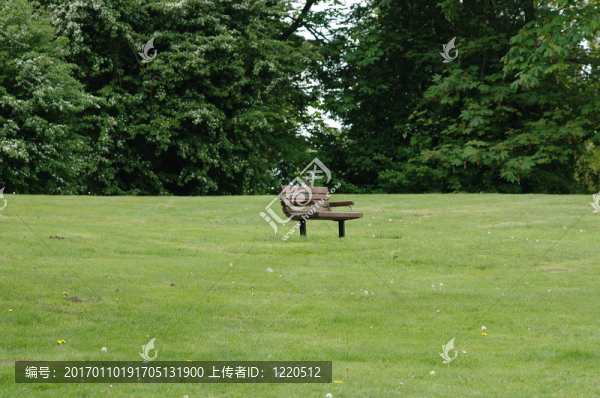 公園的長(zhǎng)椅上