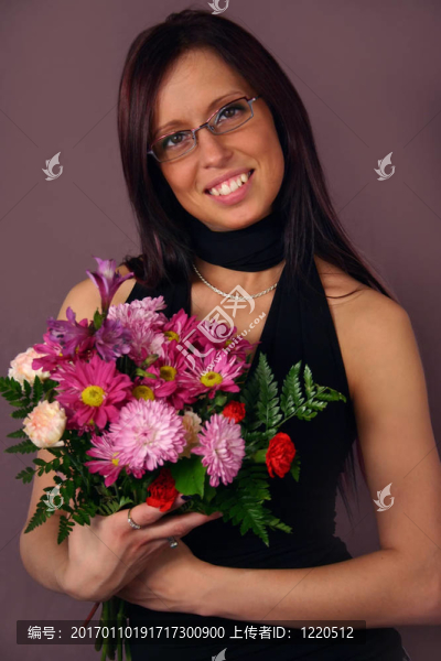 帶花的年輕女人