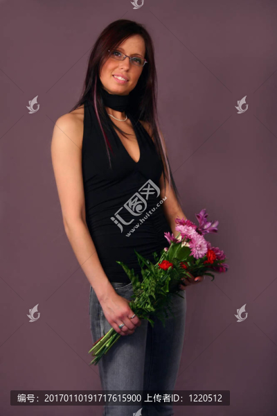 帶花的年輕女人