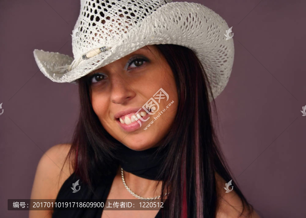 戴著白帽子的女人-匯圖網(wǎng) www.fosd68.com 戴著白帽子的女人