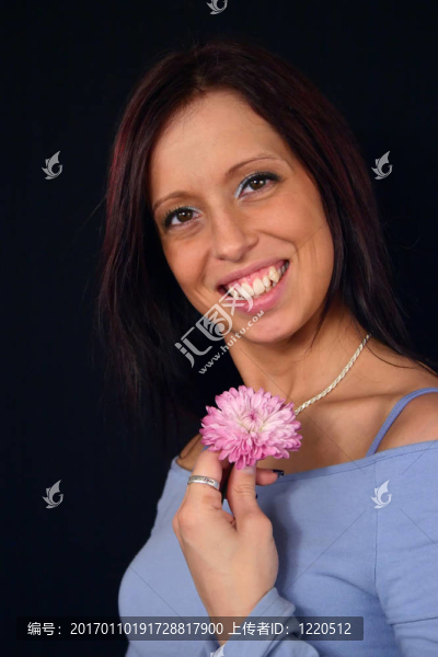 帶花的女人