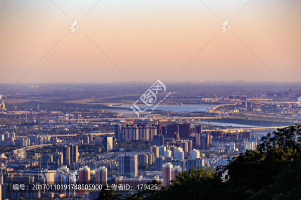 西山遠(yuǎn)眺北京城西城區(qū)樓群