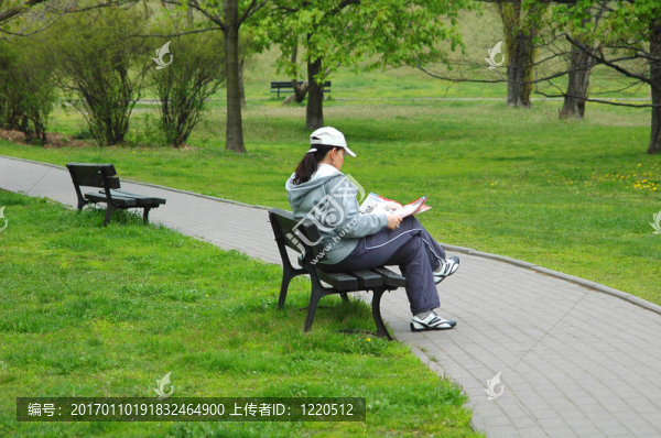 公園里的一個女孩