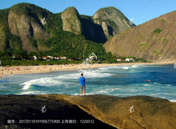 在海灘上釣魚