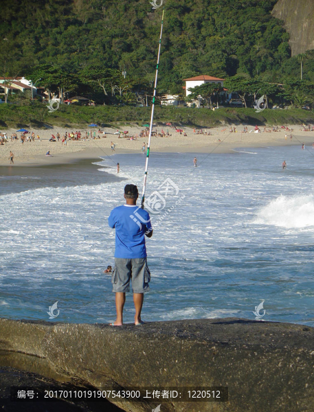 在海灘上釣魚