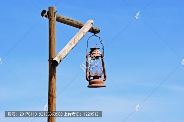 路燈柱上”