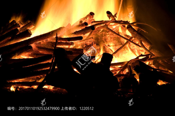 在秋天的節(jié)日篝火