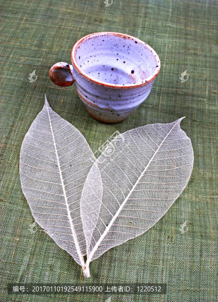 陶器杯和樹葉