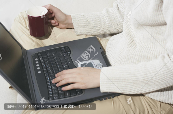 用筆記本電腦打字-匯圖網(wǎng) www.fosd68.com 用筆記本電腦打字