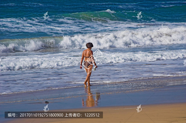 在海灘上散步