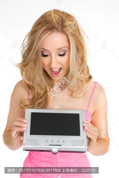 一個女人低頭看便攜式液晶屏