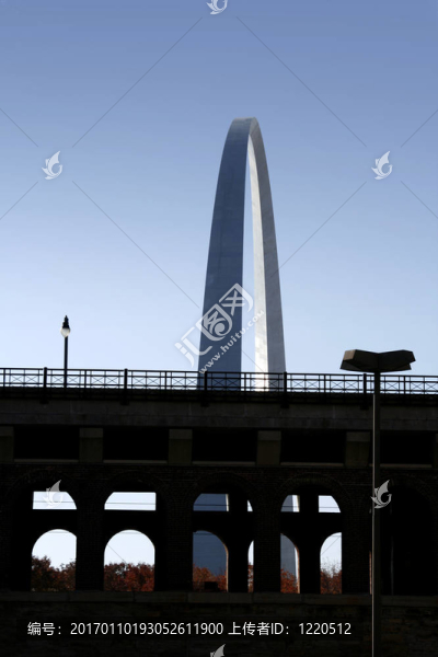 圣路易斯的拱門從街景