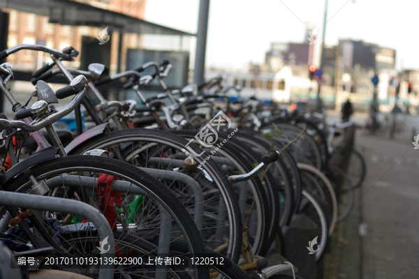 阿姆斯特丹沿運(yùn)河的自行車(chē)