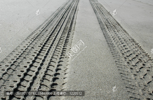 砂中的輪胎痕跡