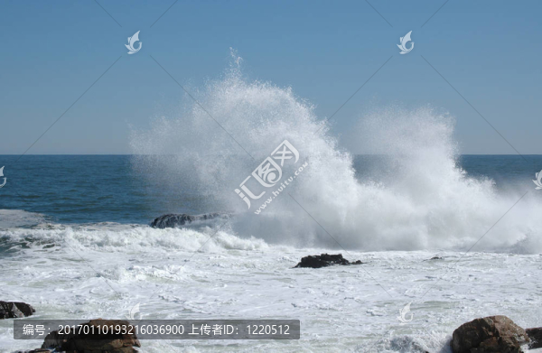 在低音巖石上沖浪