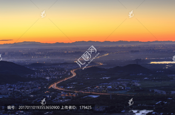 西山遠(yuǎn)眺北京城西城區(qū)晨景