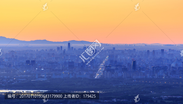 西山遠(yuǎn)眺北京城西城區(qū)晨景