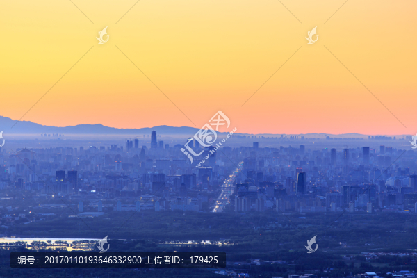 西山遠(yuǎn)眺北京城西城區(qū)晨景