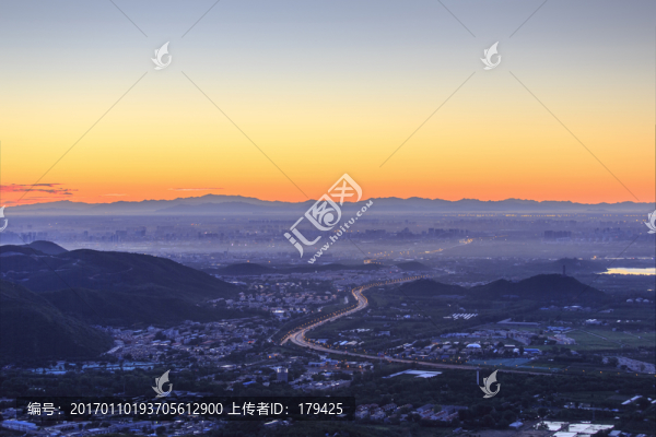 西山遠(yuǎn)眺北京城西城區(qū)晨景