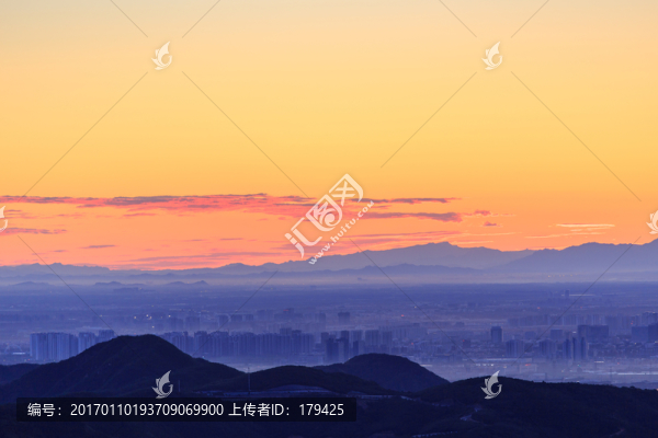 西山遠眺北京城西城區(qū)朝霞