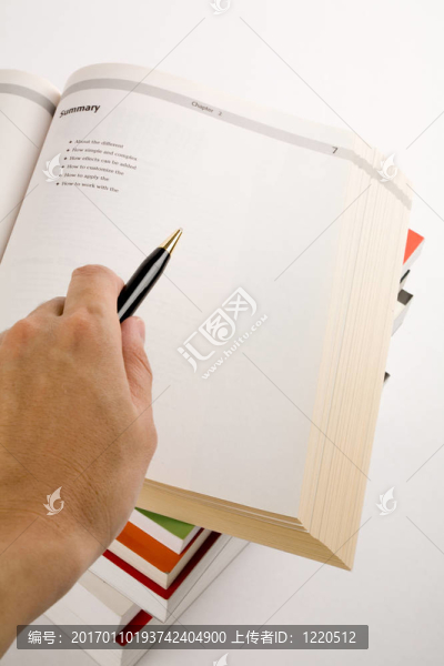 指著一本打開的書