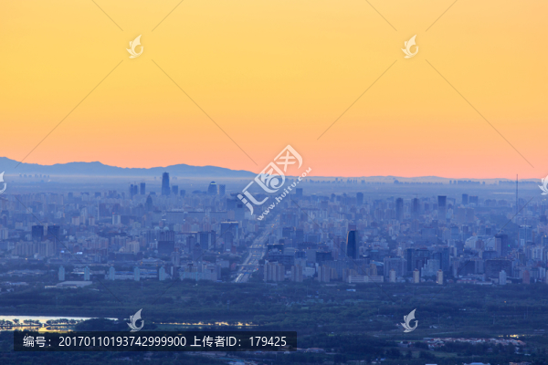 西山遠(yuǎn)眺北京城西城區(qū)晨景