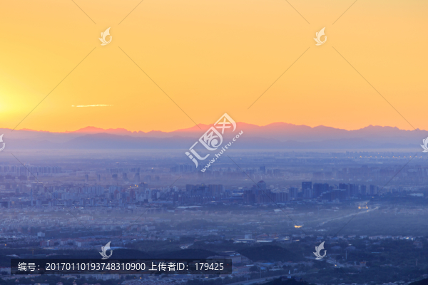 西山遠(yuǎn)眺北京城西城區(qū)晨景