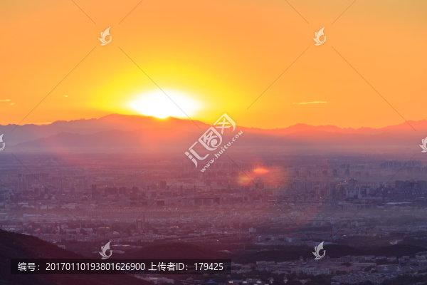 西山遠(yuǎn)眺北京城西城區(qū)日出
