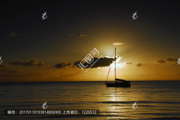 游艇在日落二