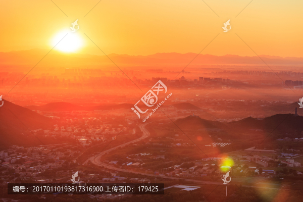 西山遠(yuǎn)眺北京城西城區(qū)日出