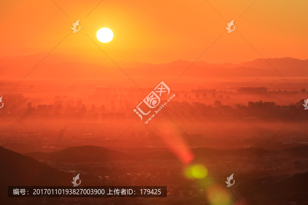 西山遠(yuǎn)眺北京城西城區(qū)日出