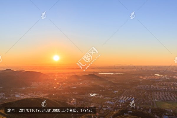 西山遠(yuǎn)眺北京城西城區(qū)日出