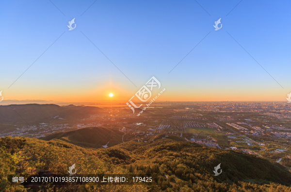 西山遠(yuǎn)眺北京城西城區(qū)日出