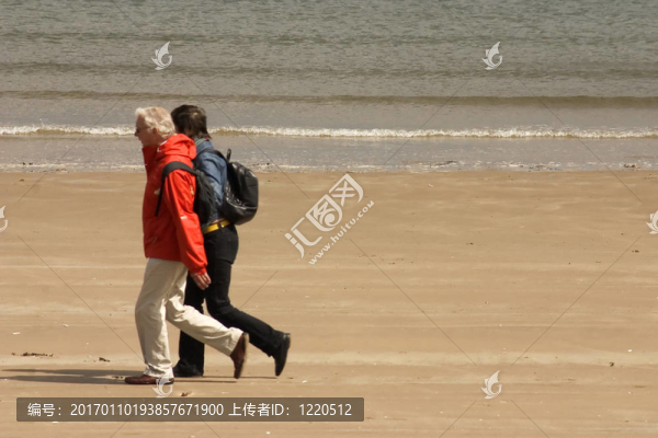 在海灘上散步
