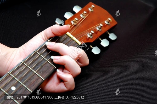 彈吉他