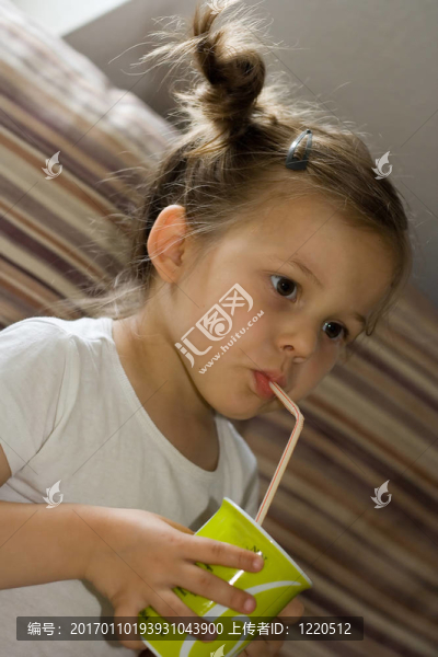 女孩和一杯飲料