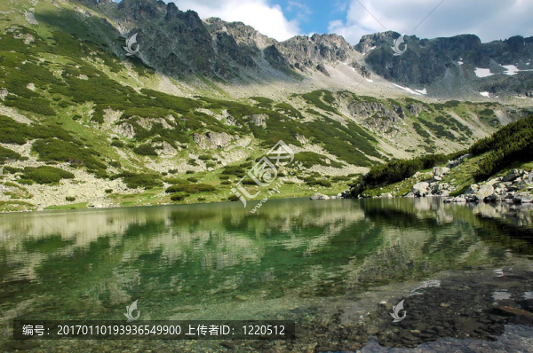 湖附近的Musala峰