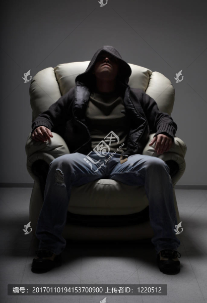 危險(xiǎn)的男人坐在白色的椅子上