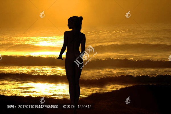 夕陽(yáng)上的女人