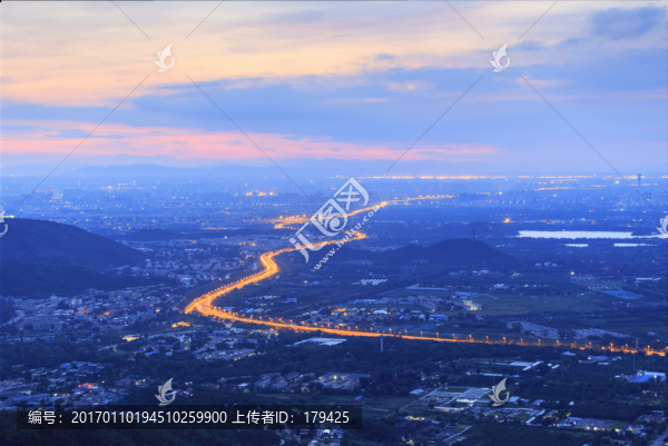 西山遠(yuǎn)眺北京城西城區(qū)朝霞