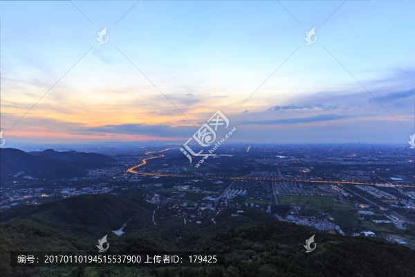 西山遠(yuǎn)眺北京城西城區(qū)朝霞