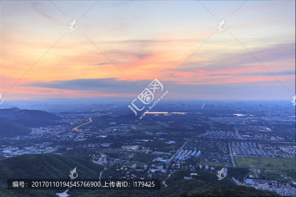 西山遠(yuǎn)眺北京城西城區(qū)朝霞