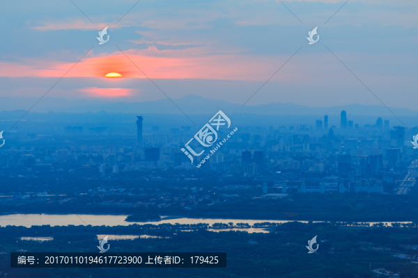西山遠(yuǎn)眺北京城西城區(qū)日出
