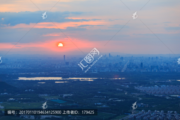 西山遠(yuǎn)眺北京城西城區(qū)日出