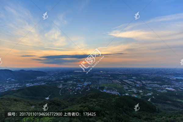 西山遠(yuǎn)眺北京城西城區(qū)朝霞