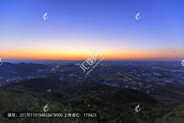 西山遠(yuǎn)眺北京城西城區(qū)晨景