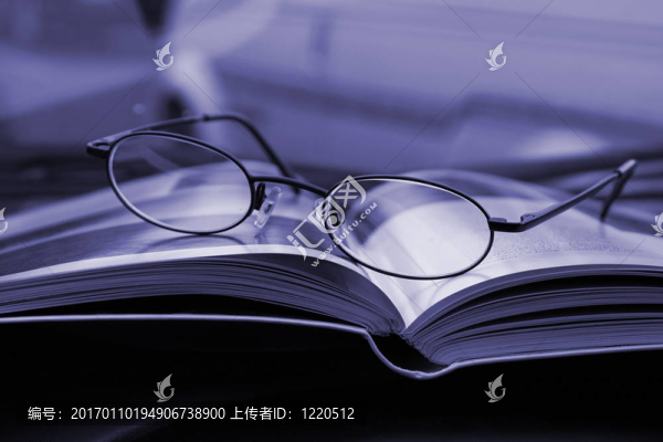在眼鏡和雜志上特寫