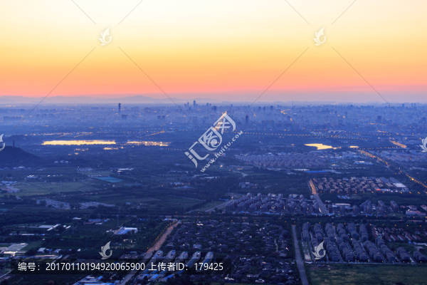 西山遠(yuǎn)眺北京城西城區(qū)晨景