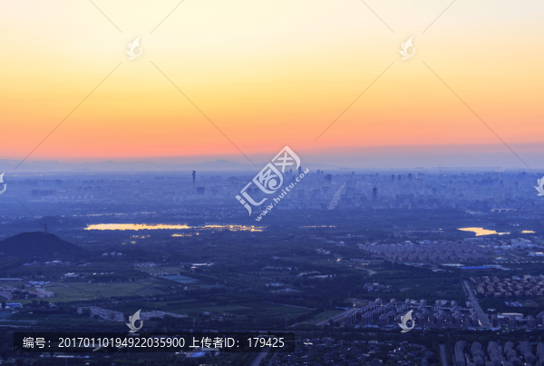 西山遠(yuǎn)眺北京城西城區(qū)晨景